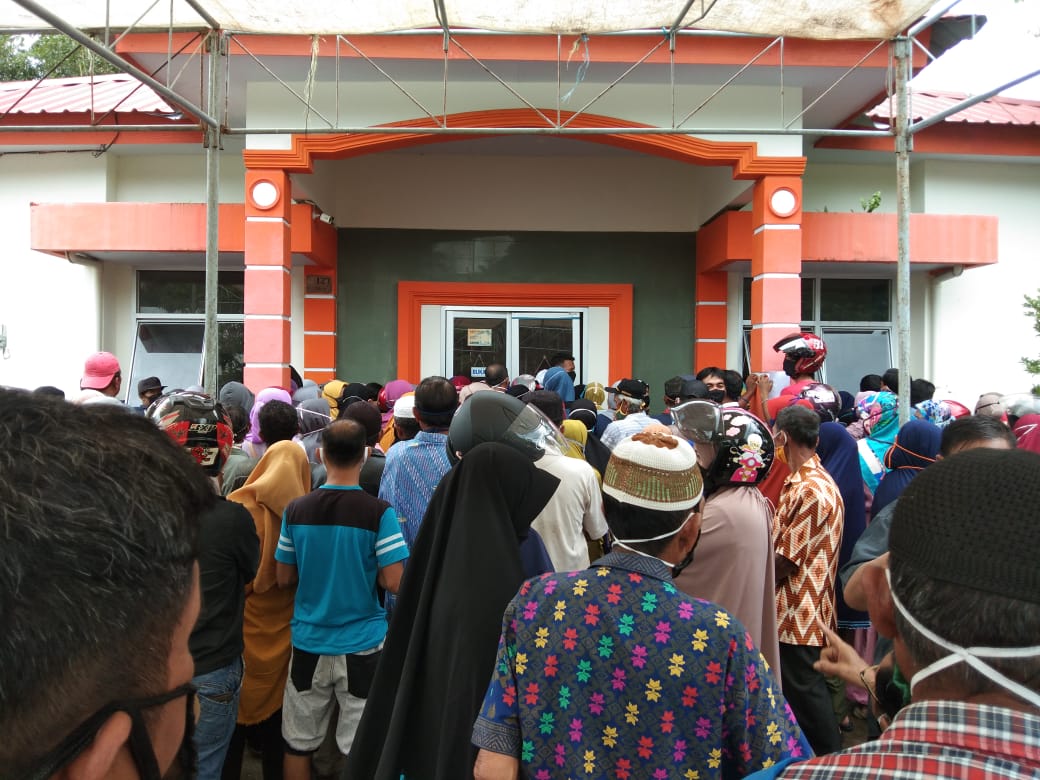 Penerima BST Abaikan Physical Distancing di Kantor Pos Sinjai