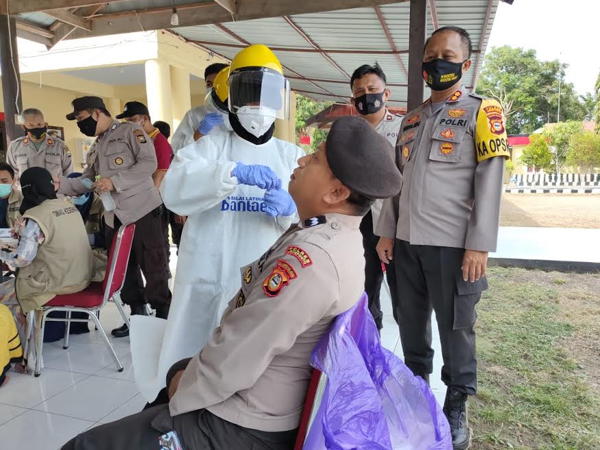 pengambilan-swab-ke-sejumlah-anggota-polres-jeneponto.jpg