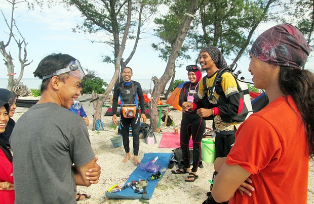 Yuk Lihat Kendaraan di Dasar Laut Kodingareng Keke - pengarahan-sebelum-menyelam_20160317_232252.jpg