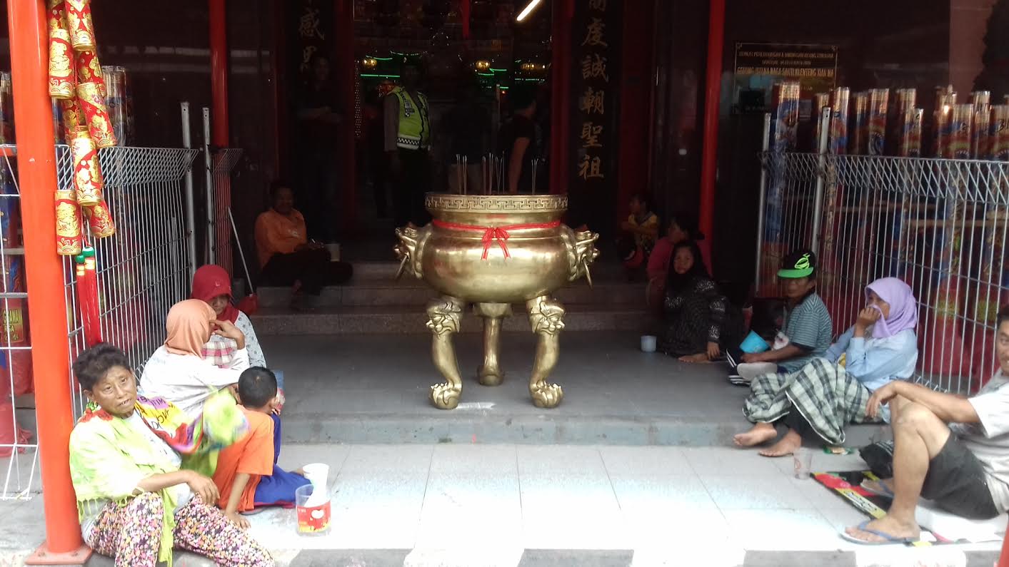 pengemis-di-klenteng_20160207_204048.jpg