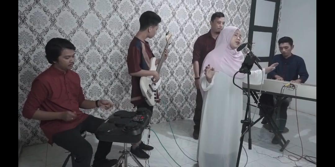 pengiat-seni-bulukumba-saat-proses-perekamanan-cover-lagu-untuk-bahan-channel-youtube-mereka.jpg