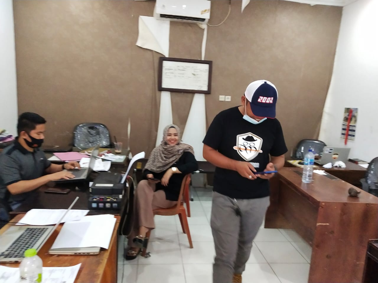 Pundaknya Ditepuk Pria Tak Dikenal, Pengusaha Kosmetik Sinjai Serahkan Emas 60 Gram