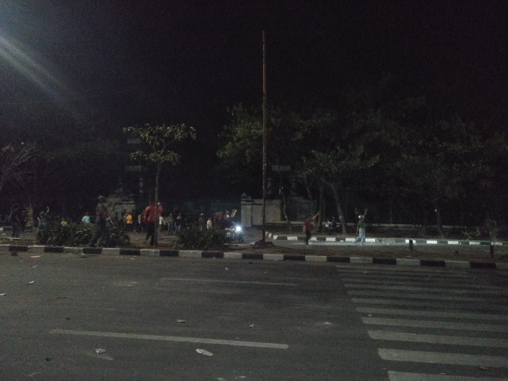 Mahasiswa Makassar Bentrok dengan Warga Pampang