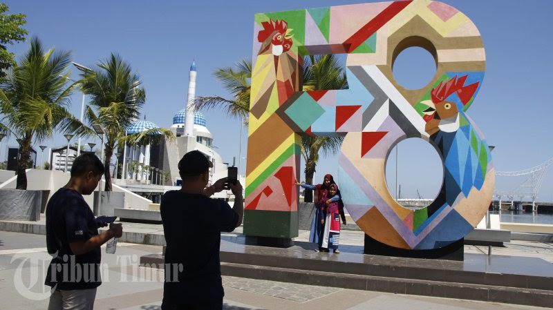 pengunjung-berswafoto-di-icon-f8-yang-berada-di-anjungan-pantai-losari-makassar-selasa-167.jpg