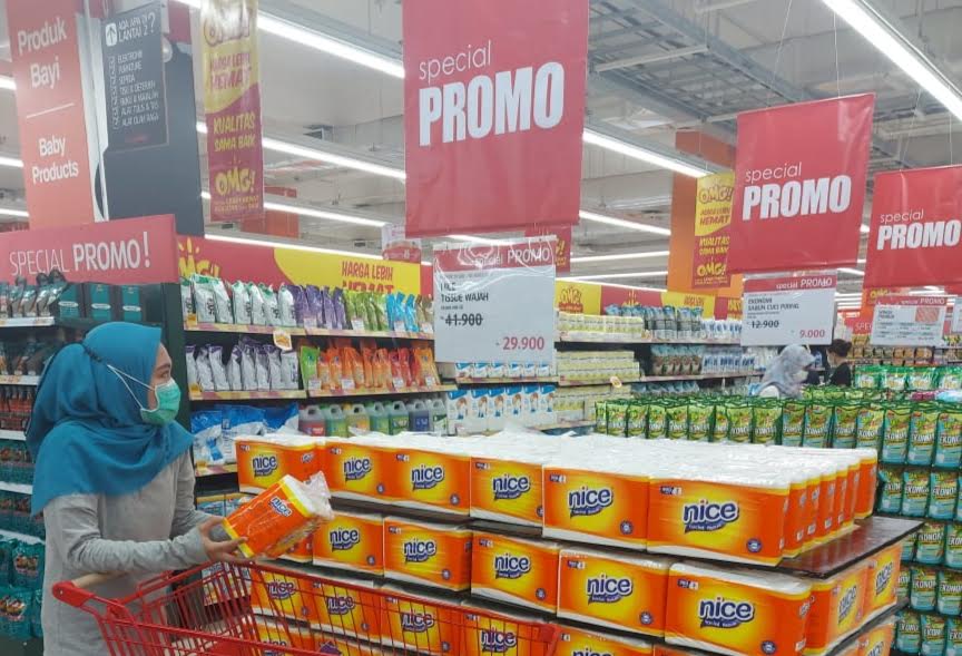 pengunjung-melihat-promo-di-area-lotte-mart-panakkukang-makassar.jpg