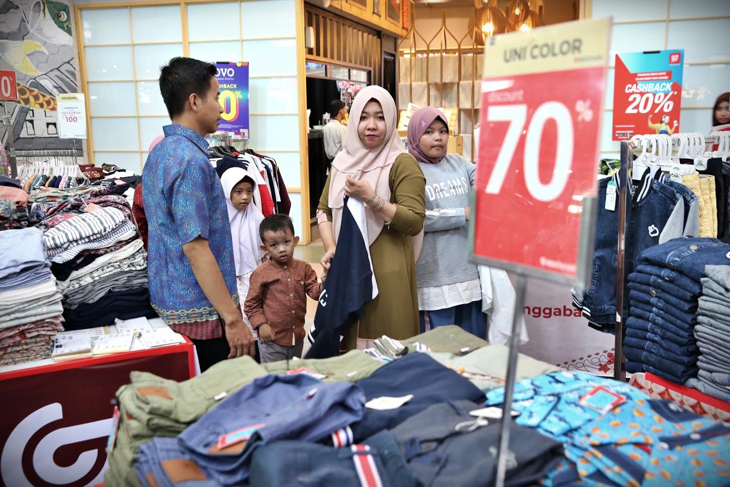 pengunjung-mengamati-koleksi-fashion-pada-bazar-diskon-matahari-di-atrium-mari.jpg