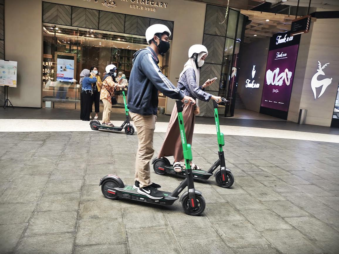 pengunjung-menggunakkan-grab-wheels-di-kawasan-nipah-mal-jalan-urip-sumiharjo-makassar.jpg