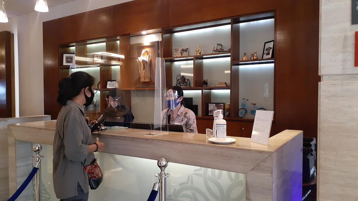 pengunjung-sedang-melakukan-reservasi-di-lobi-hotel-four-points-by-sheraton-makassar.jpg