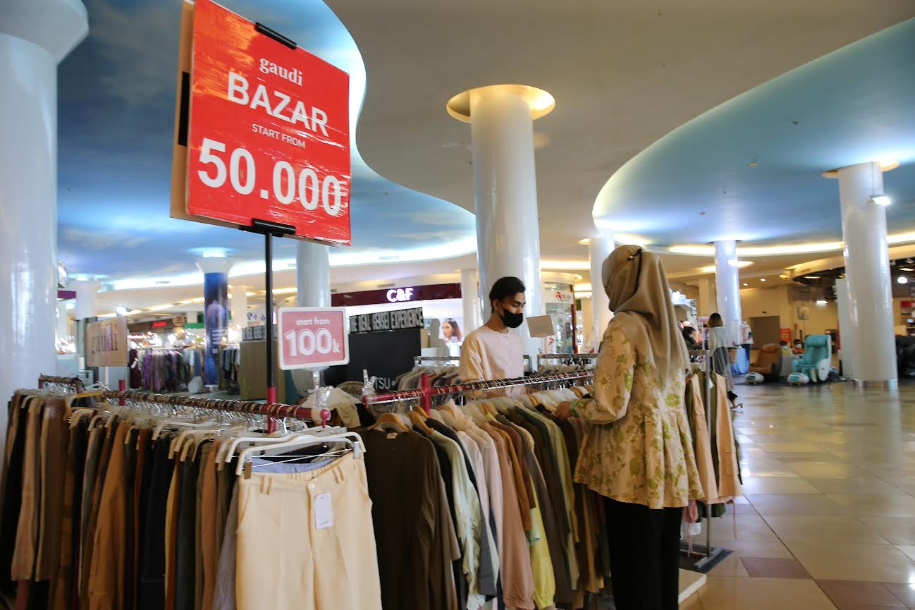 pengunjung-tengah-memilih-produk-pakaian-wanita-di-bazar-tenant-gaudi-2.jpg
