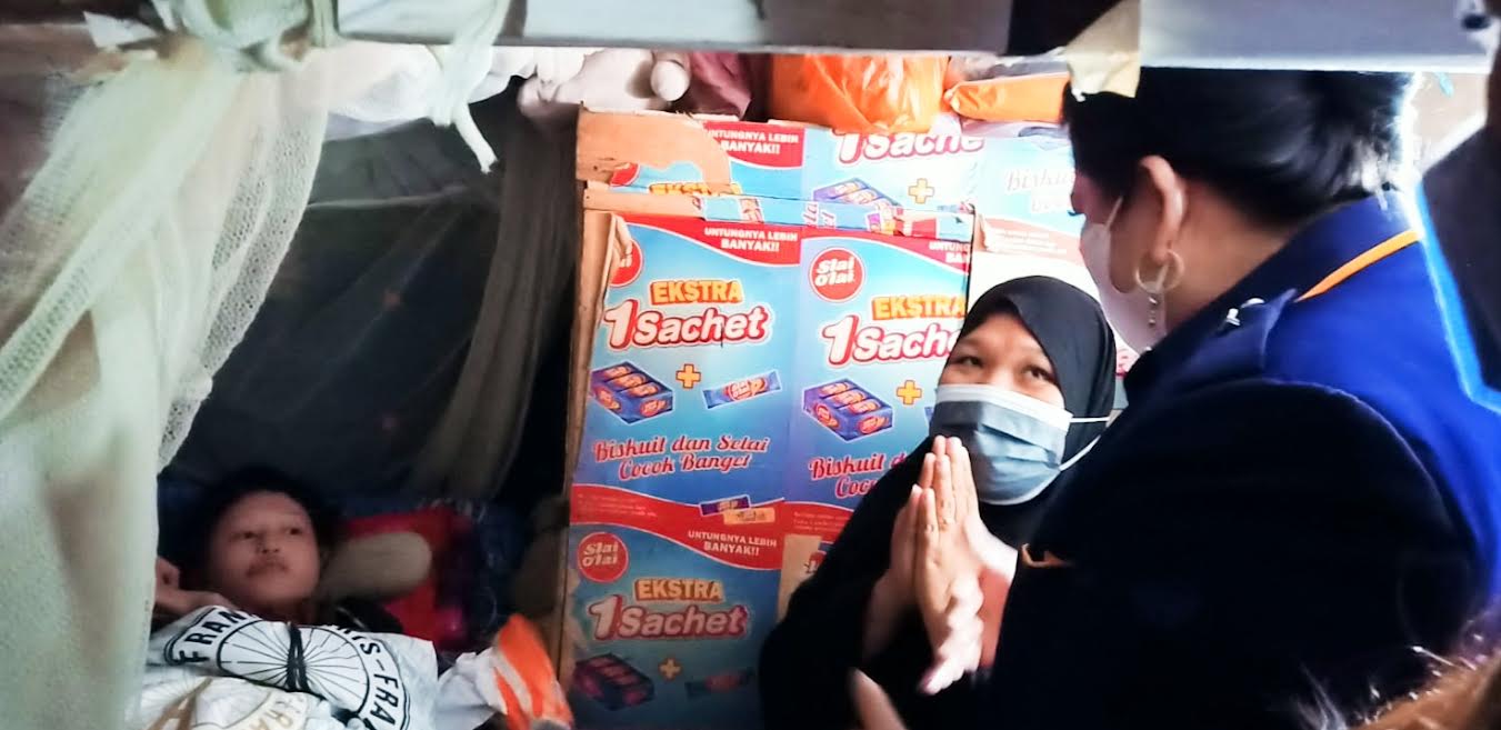 pengurus-dpd-nasdem-tana-toraja-kunjungi-salsabilah-remaja-korban-vaksin-covid-19.jpg