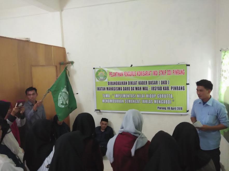 pengurus-komisariat-ikatan-mahasiswa-ddi-imdi-stkip-ddi-pinrang-dikukuhkan_20180406_174026.jpg