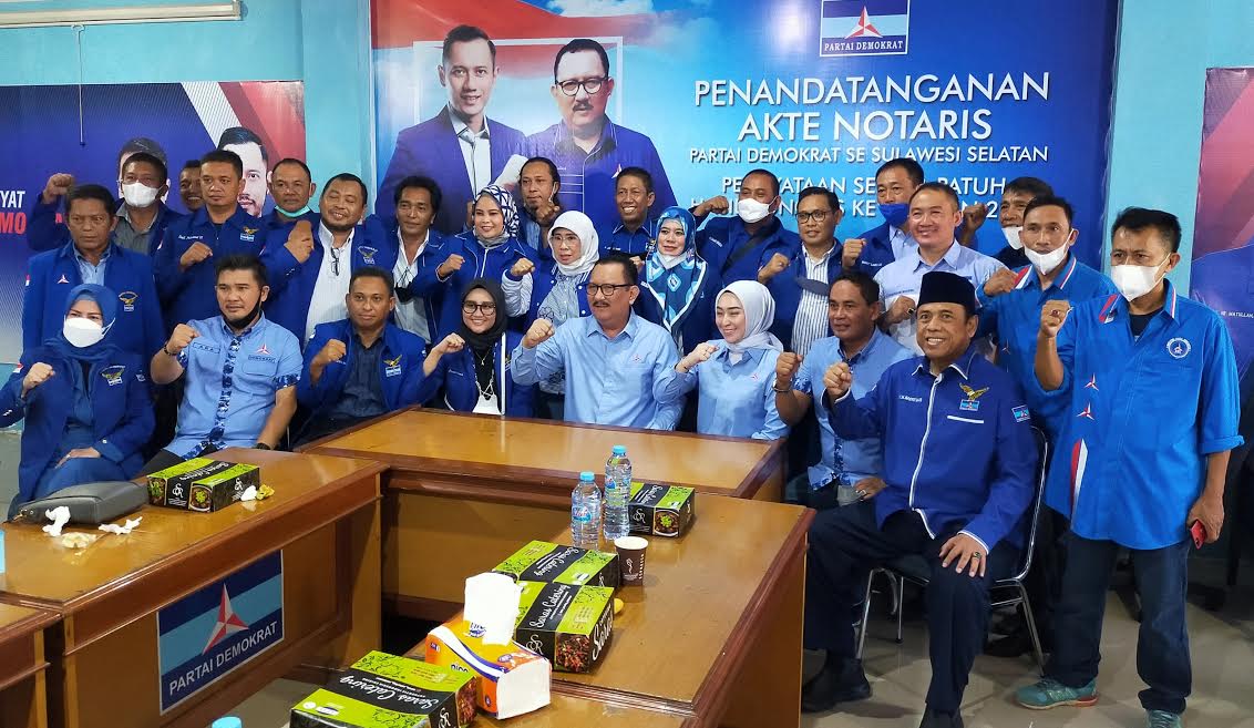 pengurus-partai-demokrat-sulsel-berfoto-bersama-sebelum-berangkat-ke-kanwil.jpg