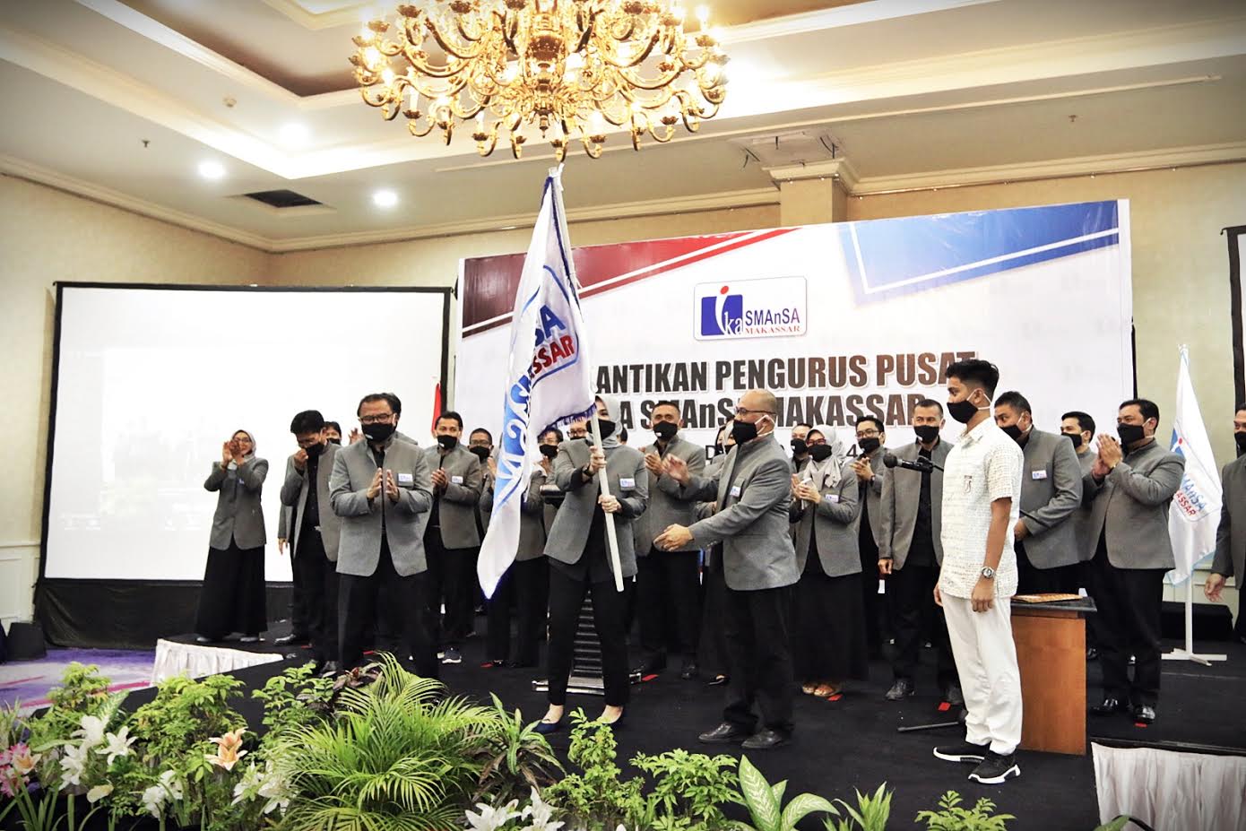 pengurus-pusat-ika-smansa-makassar-periode-2020-2024-berfoto-bersama-1.jpg