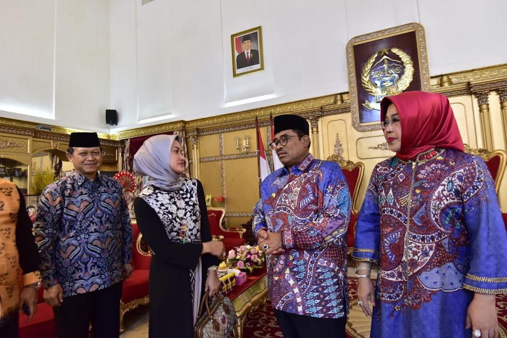 penjabat-gubernur-sulsel-soni-sumarsono-menggelar-open-house_20180616_163835.jpg