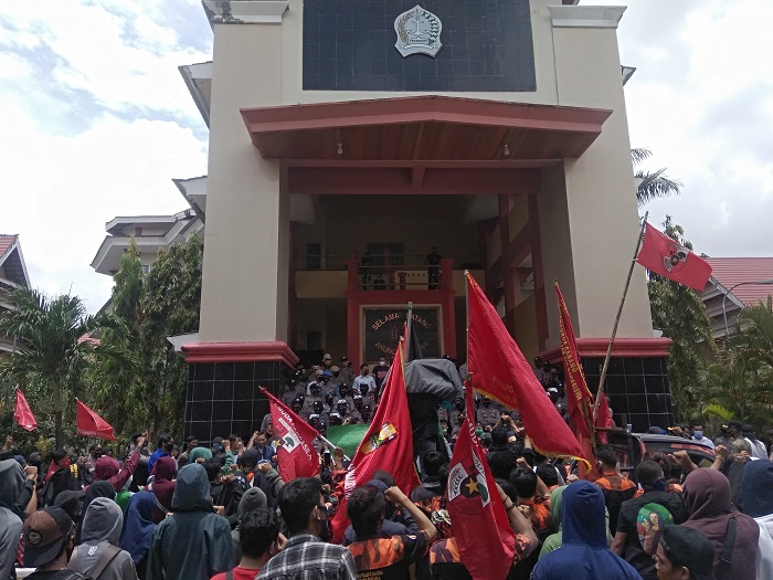 Demo Penolakan UU Cipta Kerja di DPRD Bone, Sempat Terjadi Kejar-kejaran