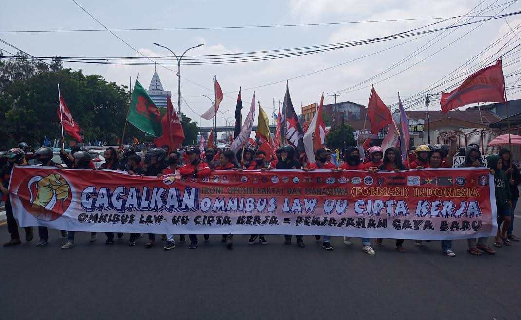 penolakan-uu-omnibus-law-cipta-kerja-masih-terus-berlangsung-di-kota-makassar.jpg