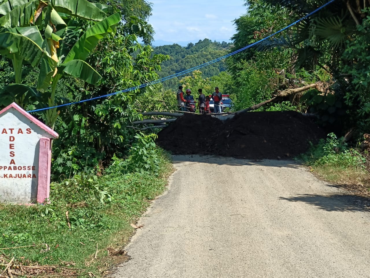penutupan-akses-jalan-masuk-keluar-desa-lappa-bosse-kecamatan-kajuara.jpg