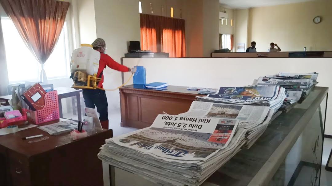 penyemprotan-disinfektan-di-kantor-bupati-polewali-mandar-1282020.jpg