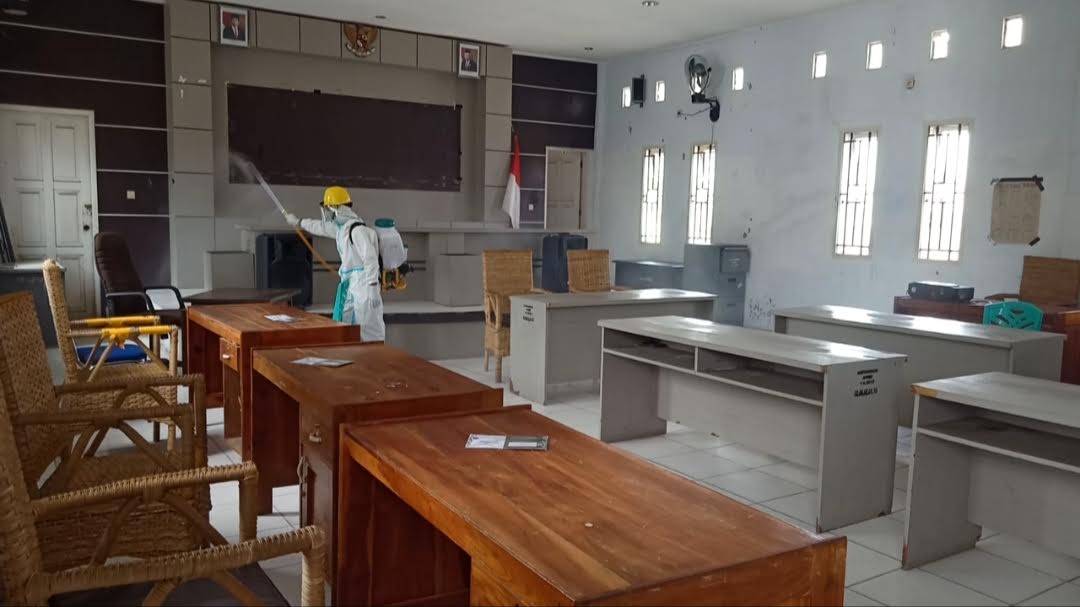 1 Orang Stafnya Positif Corona, Kantor Dinas Pertanian Polman Disemprot Disinfektan