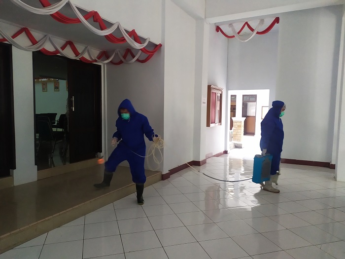 penyemprotan-disinfektan-di-kantor-dprd-bantaeng-selasa-6102020.jpg