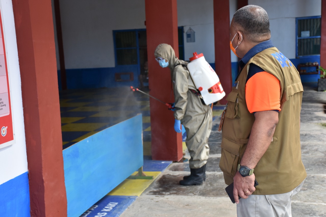 Bantu Penanganan Covid-19, PMI Sulsel Semprot Disinfektan Lapas Kelas I Makassar