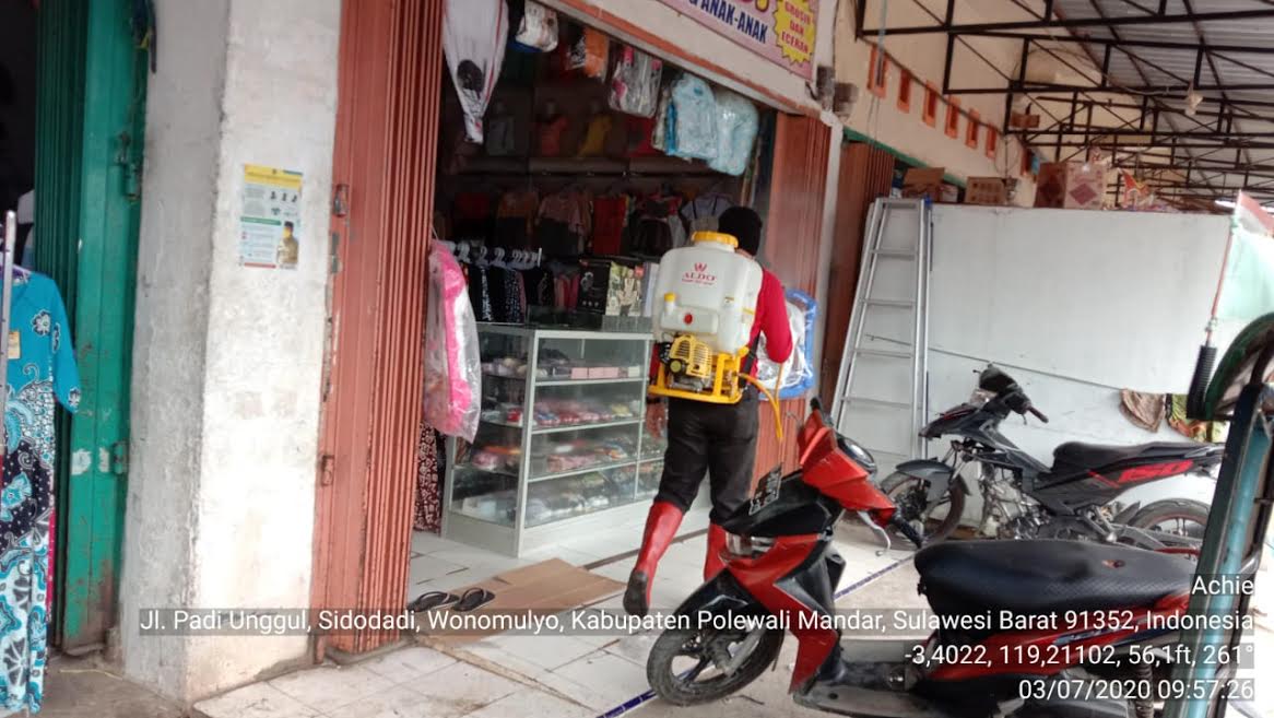 penyemprotan-disinfektan-di-pasar-wonomulyo-polman-1.jpg