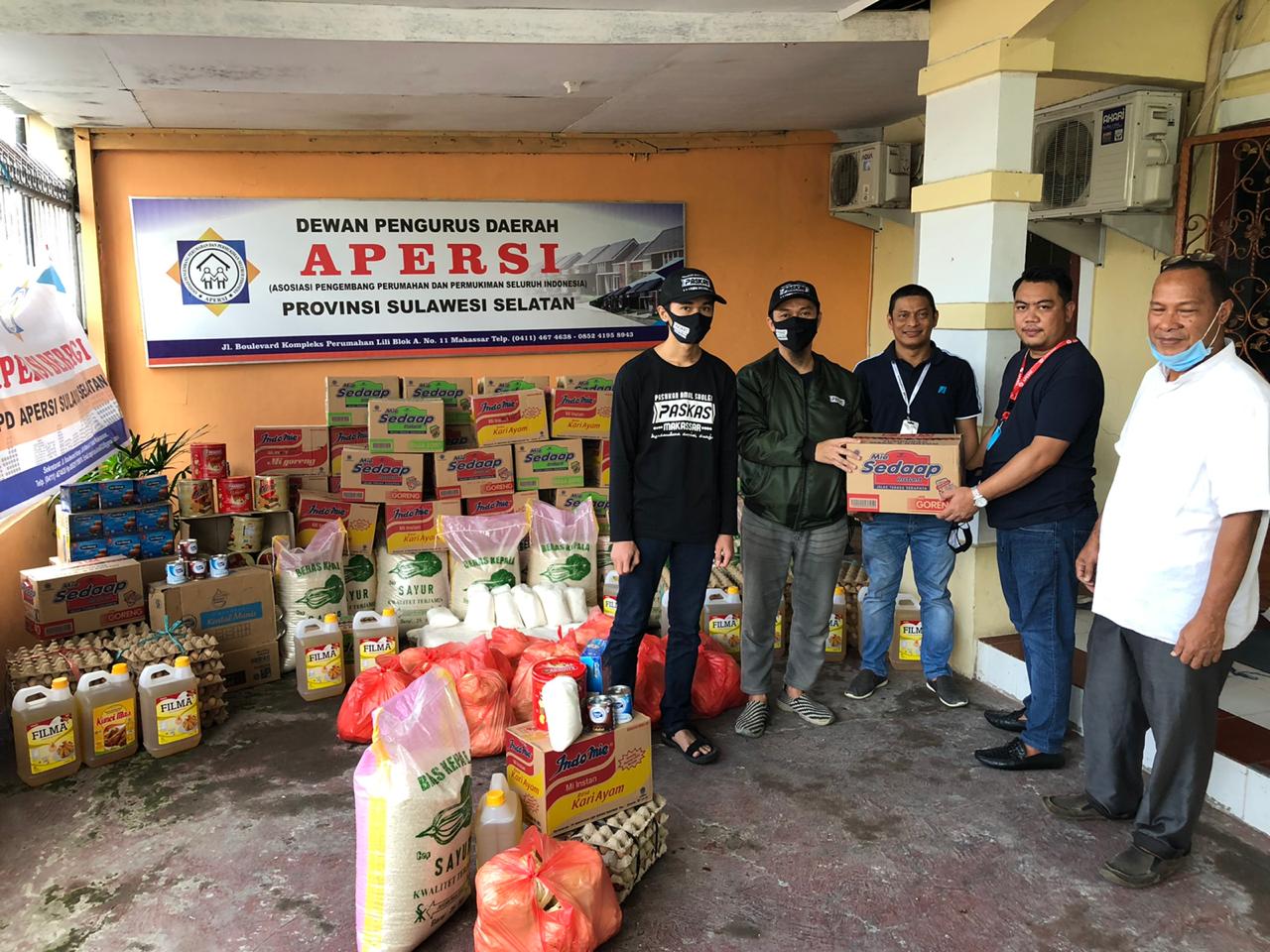 penyerahan-bantuan-bahan-pokok-secara-simbolis-ke-pantai-asuhan-di-sekretariat-apersi-sulsel.jpg
