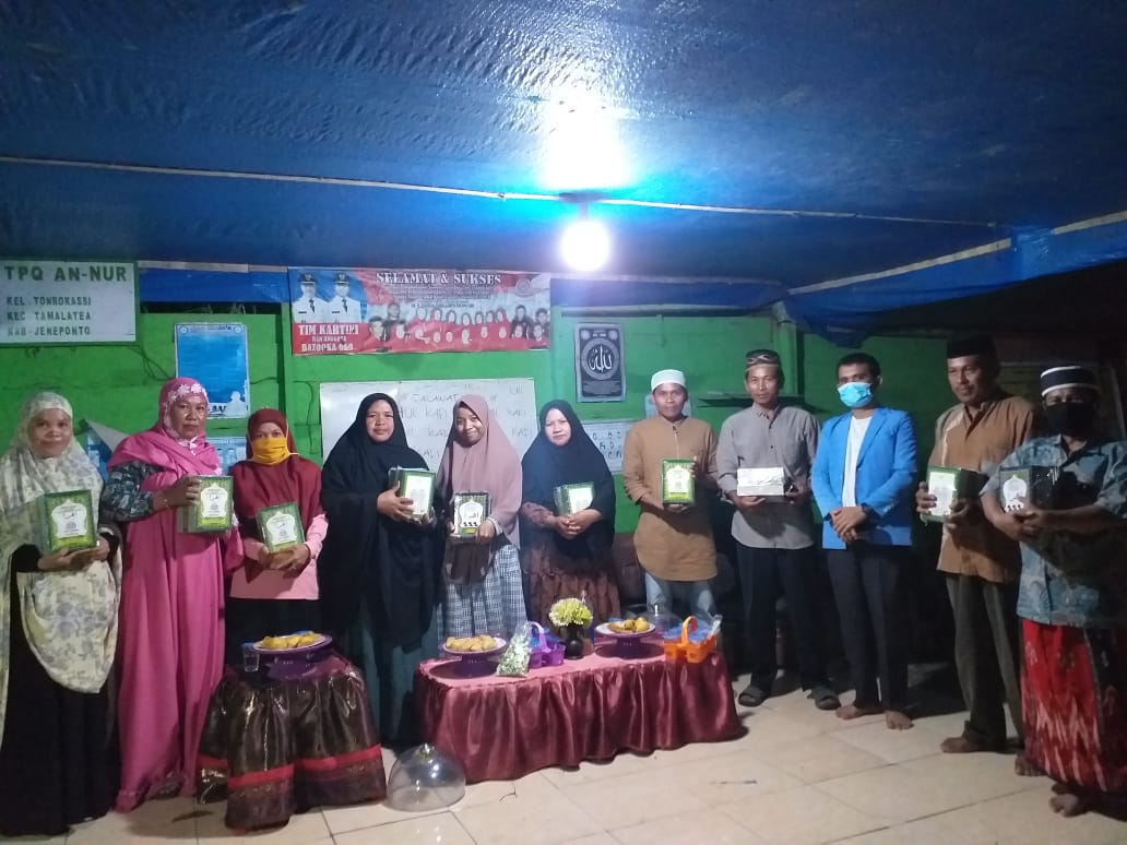 penyerahan-bantuan-buku-iqra-kepada-ketua-dpk-bkprmi-kecamatan-tamalatea.jpg