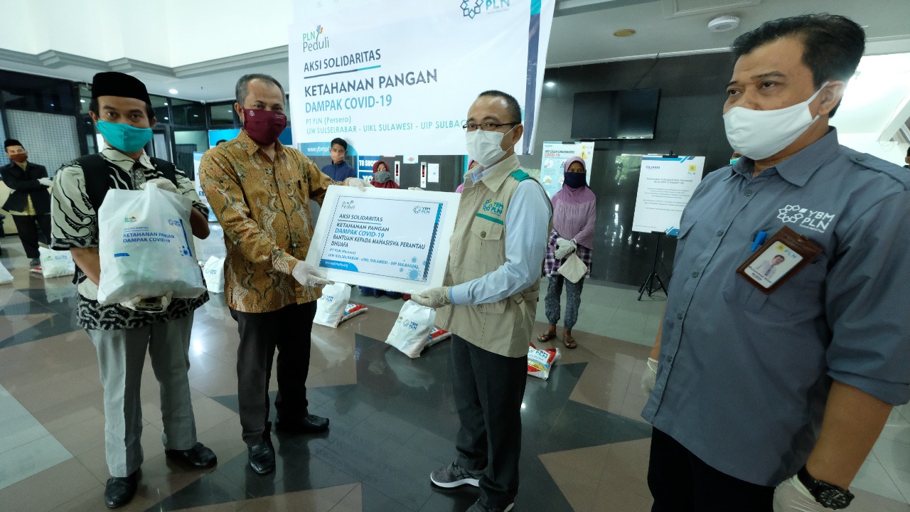 penyerahan-bantuan-pln-peduli-secara-simbolis-oleh-gm-pln-uiw-sulselrabar-ismail-deu.jpg
