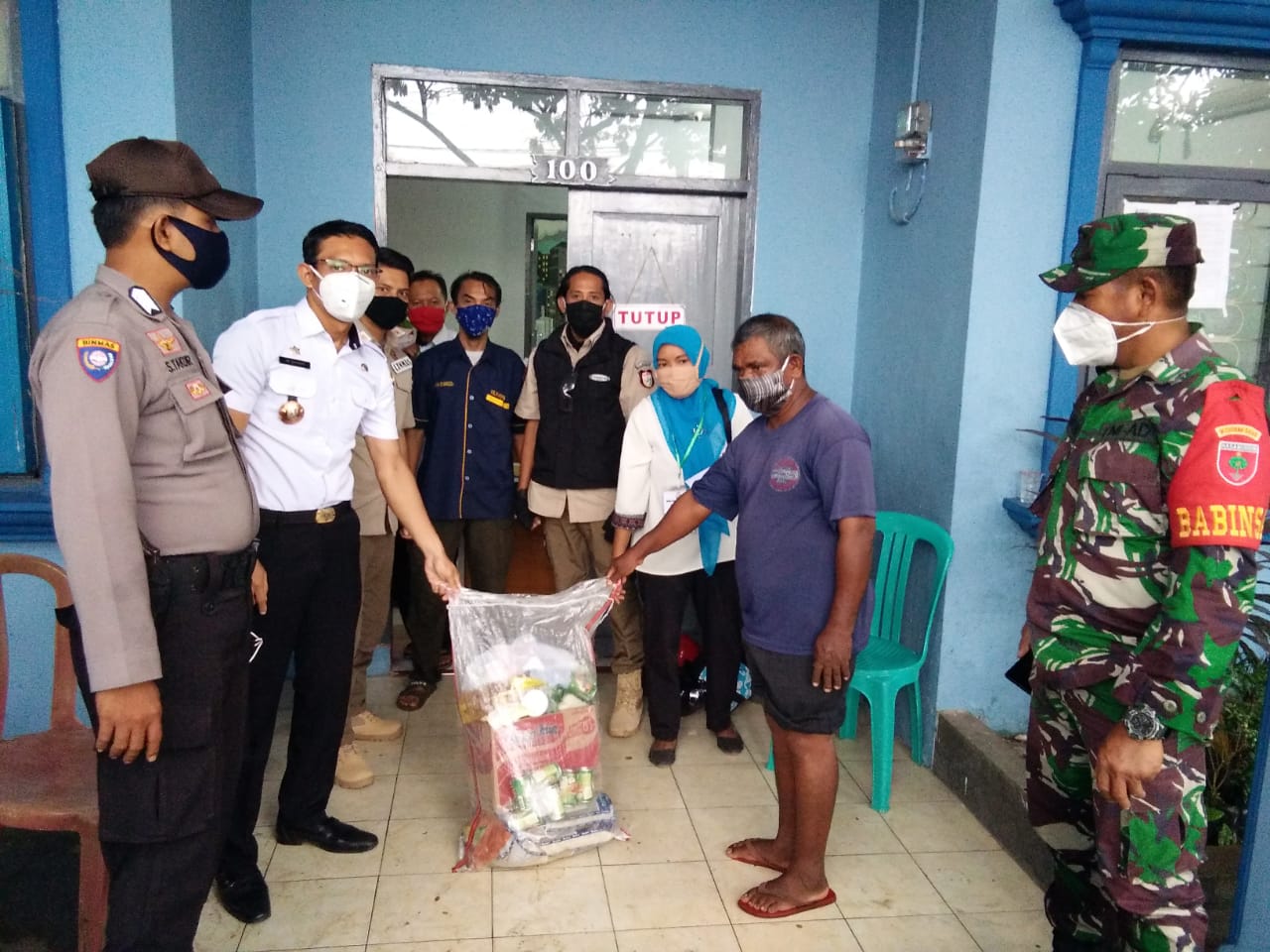 penyerahan-bantuan-sembako-ke-warga-paropo.jpg