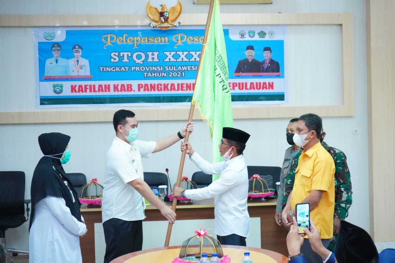 penyerahan-bendera-pataka-dari-bupati-pangkep-kepada-kepala-kemenag.jpg