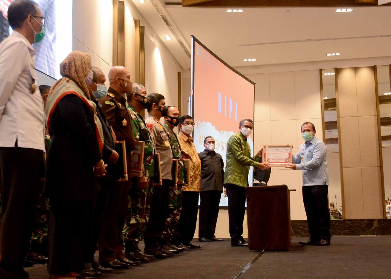 penyerahan-dipa-2021-dari-gubernur-sulsel-nurdin-abdullah-ke-harun-sulianto.jpg