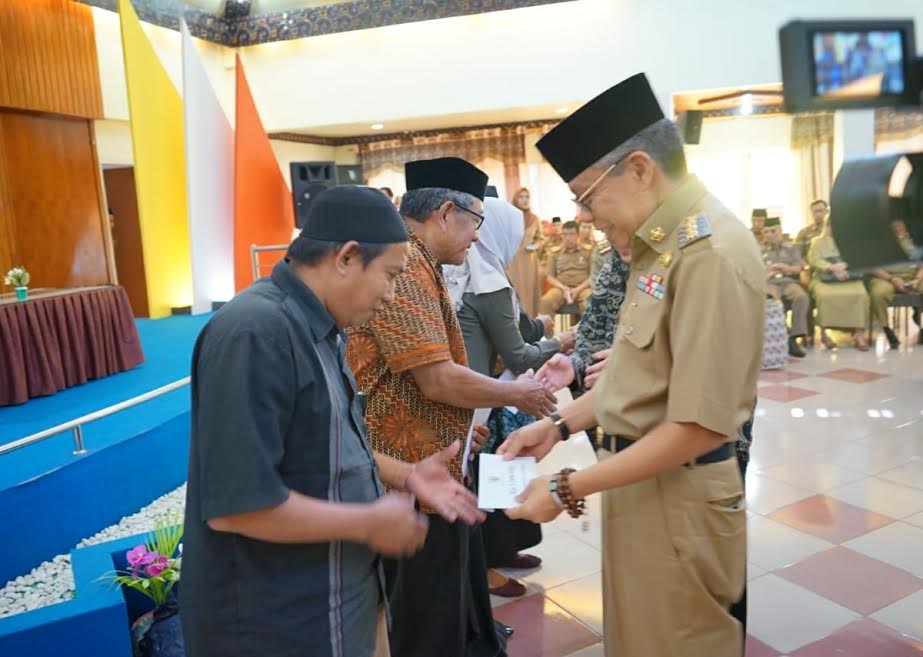 penyerahan-insentif-guru-mengaji-oleh-wali-kota-parepare.jpg