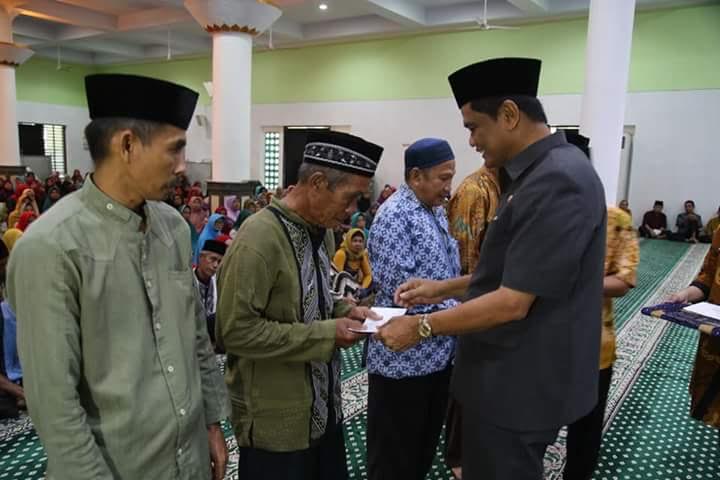 penyerahan-insentif-kepada-guru-mengaji-imam-masjid-dan-pegawai-syara_20180419_191333.jpg