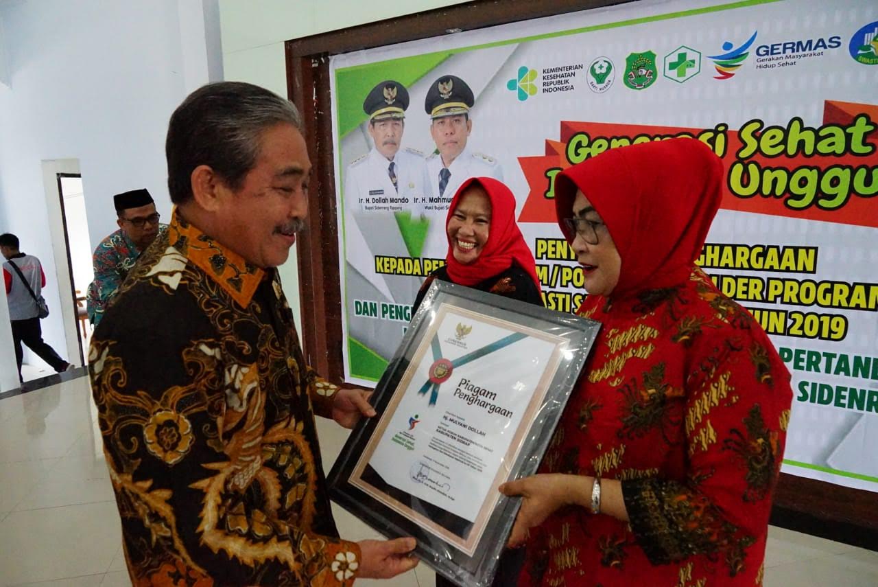 penyerahan-penghargaan-kepada-pemangku-kepentingan-terkait.jpg