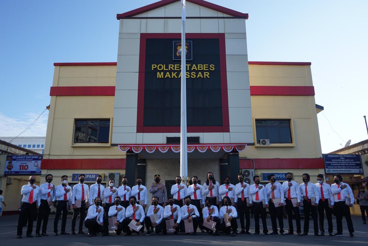 penyerahan-penghargaan-oleh-kapolrestabes-makassar-kombes-pol-witnu-urip-laksana.jpg
