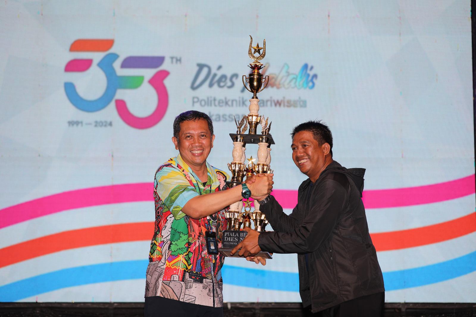 penyerahan-piala-Porseni-Poltekpar-Makassar.jpg
