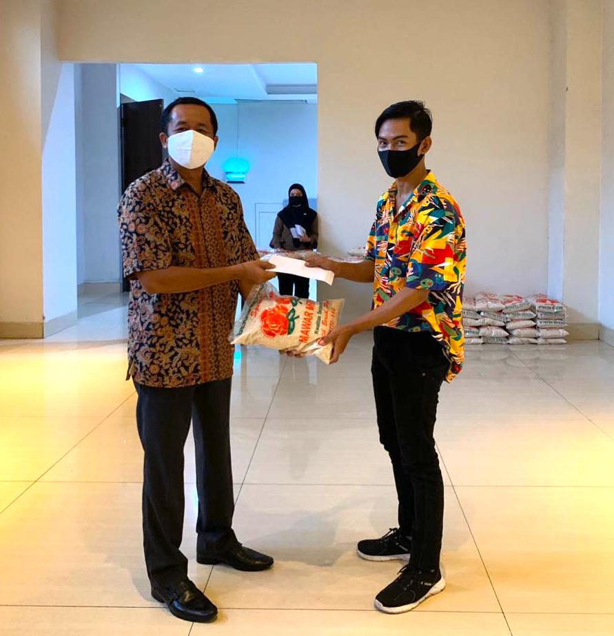 Musholla Ar Rahman Four Points by Sheraton Beri Sembako ke Pekerja Harian
