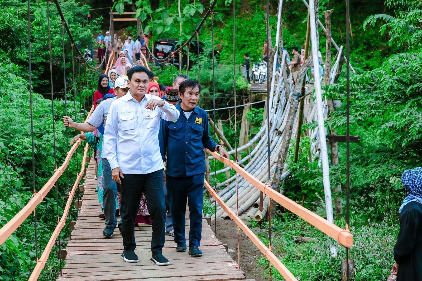 Bupati Barru Resmikan Jembatan Gantung Menrong yang Terdampak Banjir