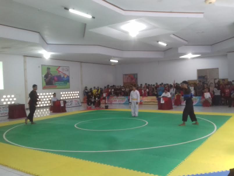 perhelatan-pencak-silat-di-gedung-aula-stt-baramuli_20180928_141151.jpg