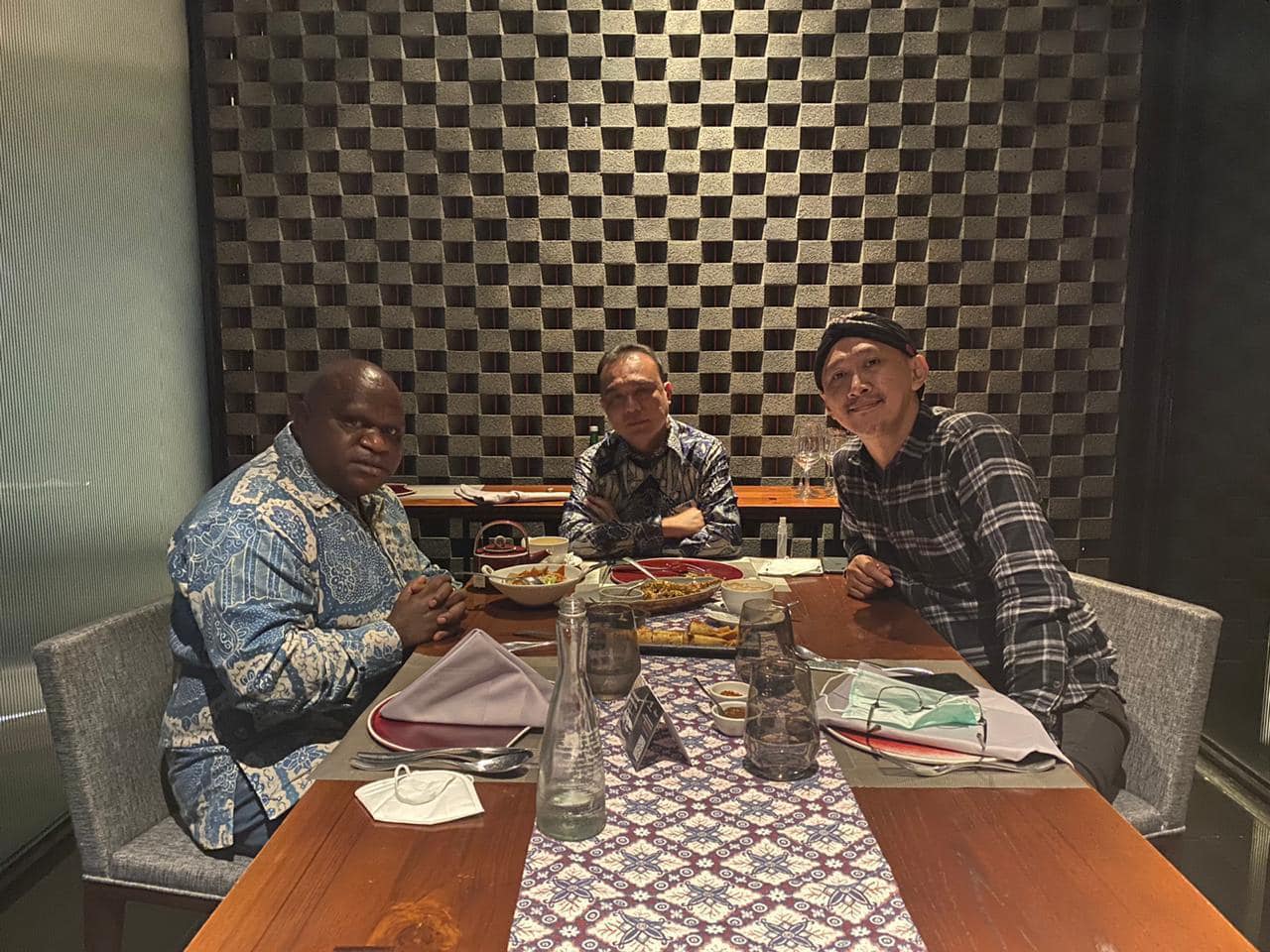 Damai? Akhirnya Abu Janda Bertemu Natalius Pigai di Hotel, Siapa Sosok di Tengah? Bukan Orang Biasa