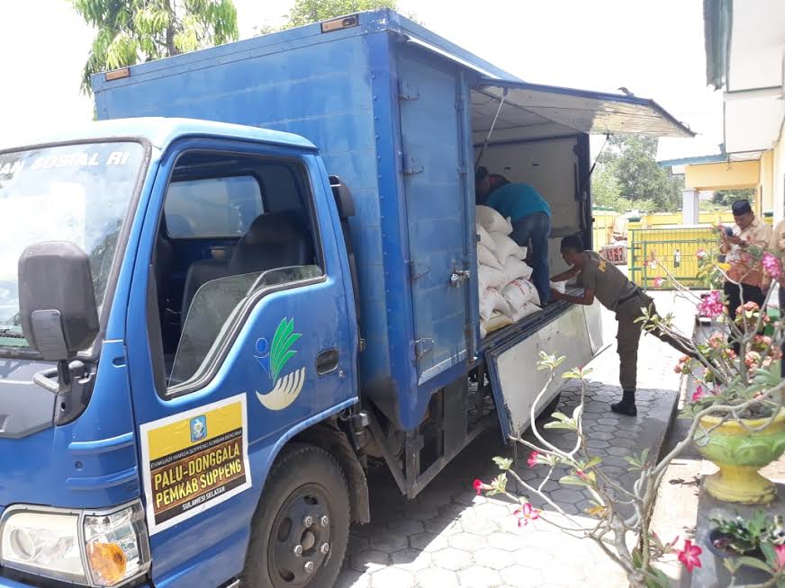persiapan-beras-para-pengungsi_20181011_150749.jpg