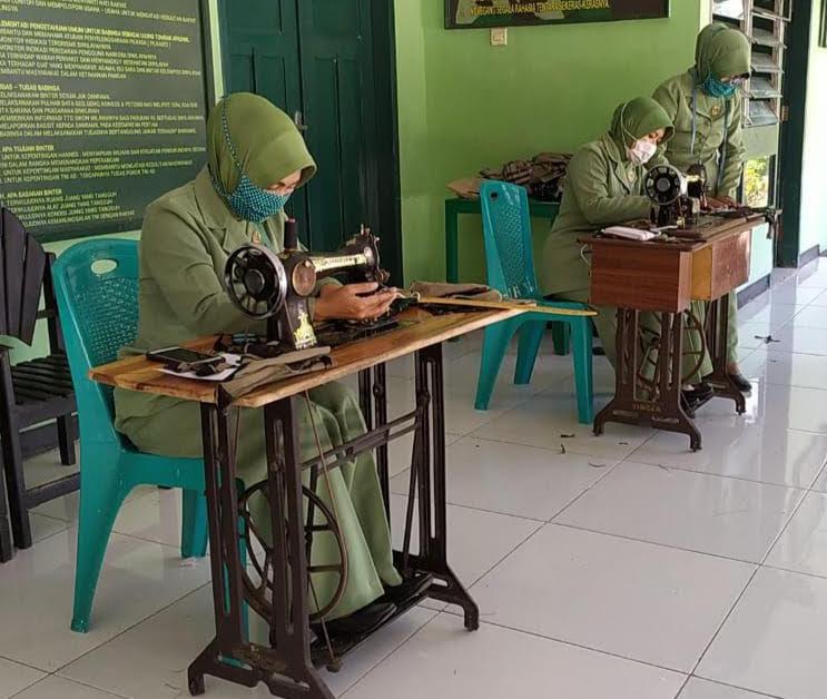 persit-kodim-1405mallusetasi-parepare-menjahit-masker-kain-rabu-842020.jpg