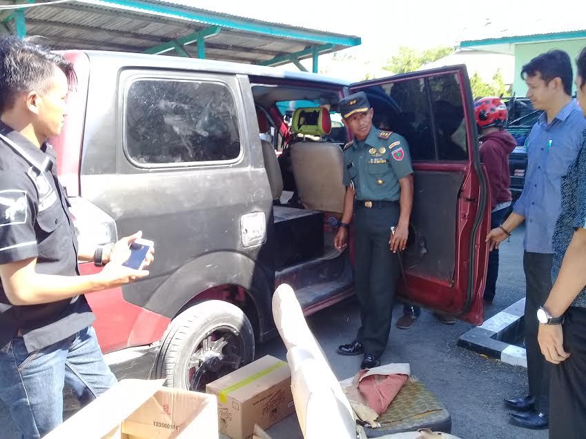 personel-kodim-1425-jeneponto-mengamankan-empat-mobil-dan-tiga-motor_20181003_165809.jpg