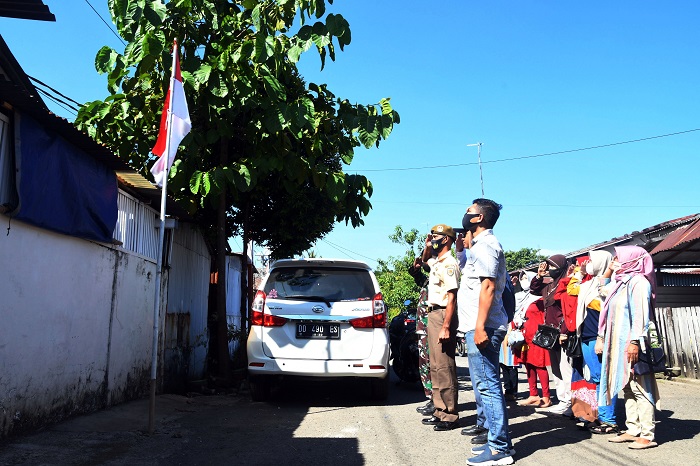 personel-lantamal-vi-makassar-bersama-warga-menghormati-bendera-merah-putih-1.jpg<pf>personel-lantamal-vi-makassar-bersama-warga-menghormati-bendera-merah-putih-2.jpg