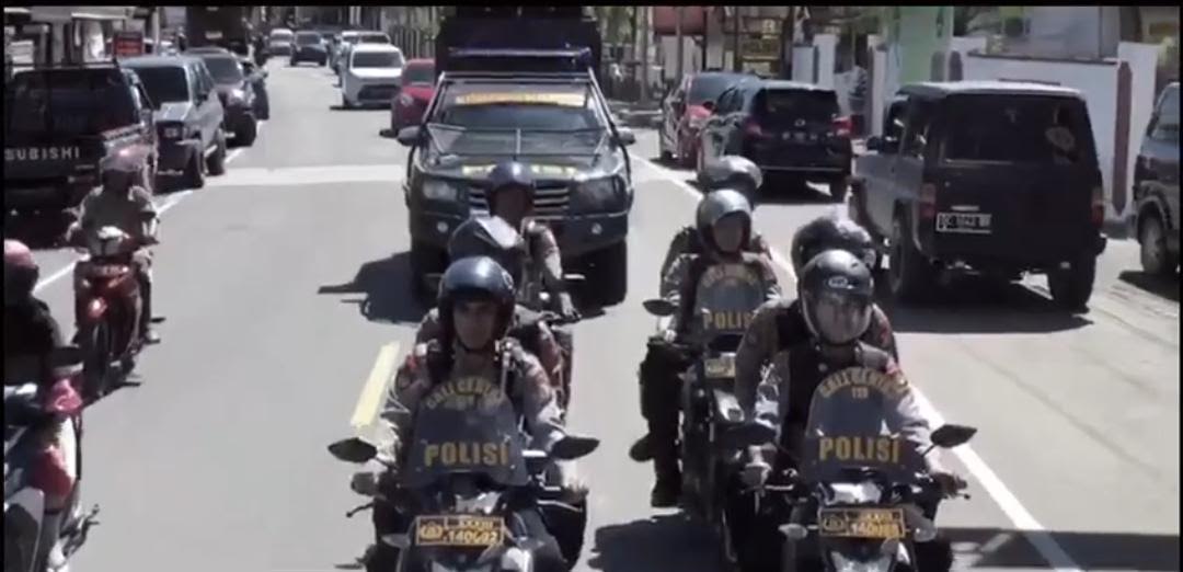 personel-polda-sulbar-patroli-di-kota-mamuju-sampaikan-maklumat-kapolri-kepada-warga.jpg