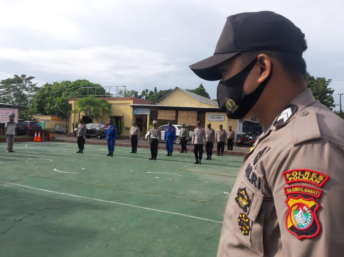 personel-polres-polman-laksanakan-apel-pagi-di-halaman-mapolres-polman-2052021.jpg