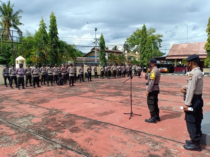 personel-polres-sinjai-siap-dilepas-menuju-kabupaten-maros-lakukan-pengamanan-pilkada.jpg