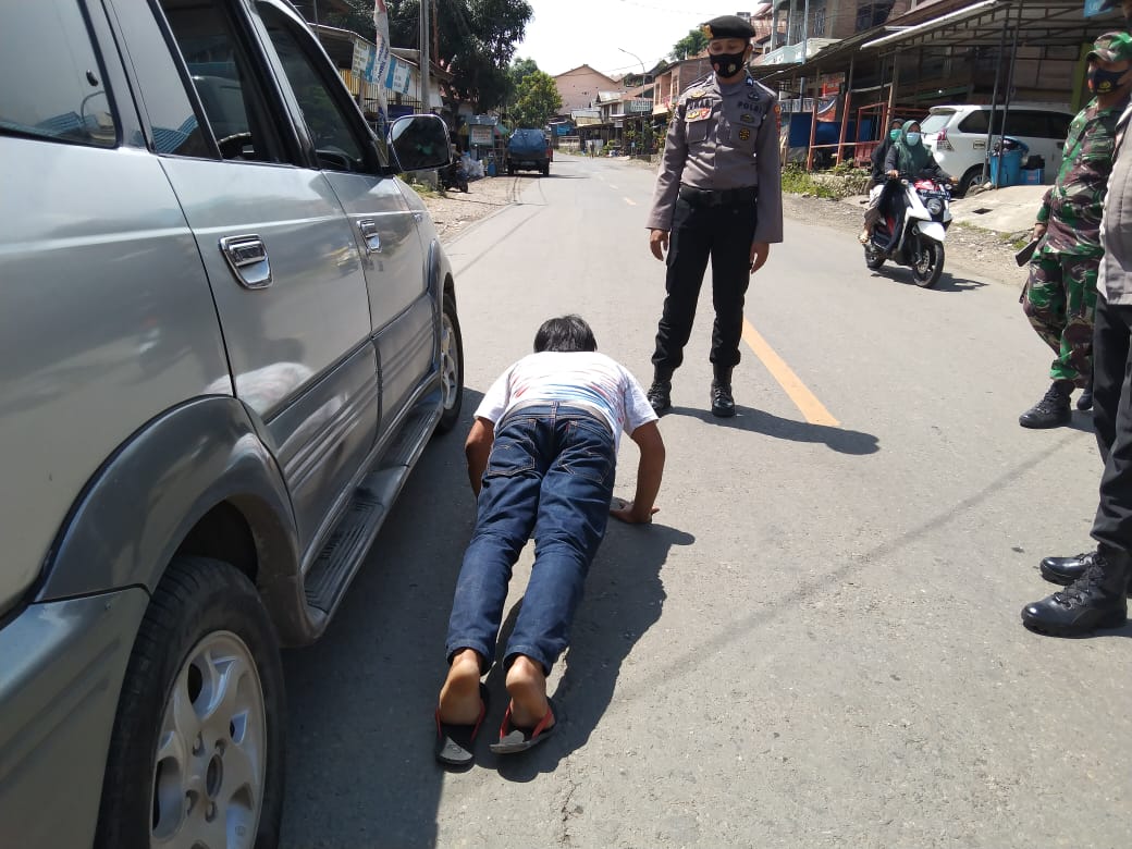 personel-polsek-anggeraja-polres-enrekang-operasi-yustisi-selasa-3112020.jpg