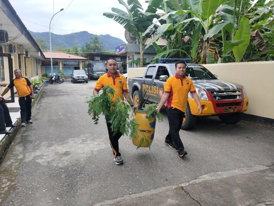 personil-polres-enrekang-meggelar-kerja-bakti.jpg